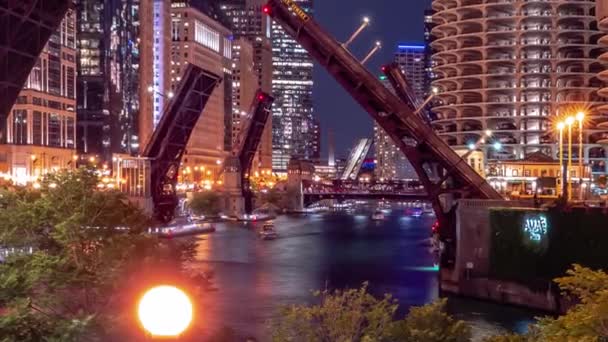 Chicago, IL - 12. August 2020: Die Zugbrücken rund um die Schleife bleiben erhöht, um den Verkehr zu minimieren und Unruhen, Plünderungen und Vandalismus abzuschrecken, die sich Anfang der Woche in der Stadt ereigneten.. — Stockvideo