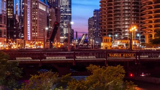 Chicago, IL - 12. August 2020: Die Zugbrücken rund um die Schleife erhöhen sich, um den Verkehr zu minimieren und Unruhen, Plünderungen und Vandalismus zu verhindern, die sich Anfang der Woche in der Stadt ereigneten.. — Stockvideo