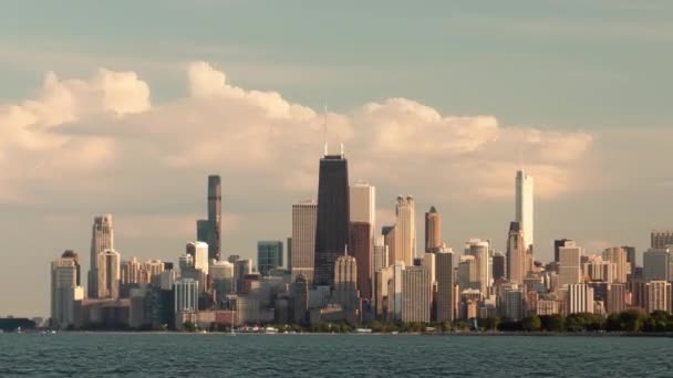 Panning Out Chicago Czas Podróży Upływa Zachodzie Słońca Jak Żaglówki — Wideo stockowe