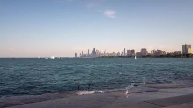 Chicago, IL - 13 Ağustos 2020: Küçük yelkenliler gün batımından önce Montrose Limanı yakınlarındaki Michigan Gölü 'nde yarışmak için toplanıyor..