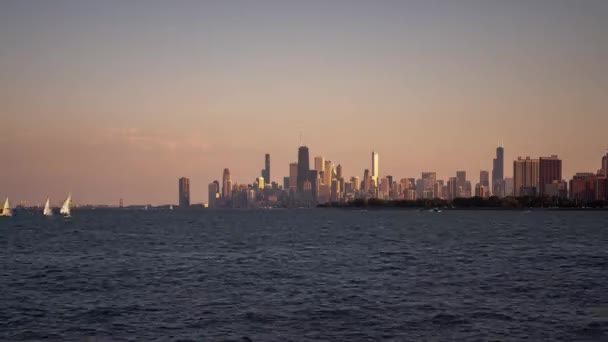 Заході Сонця Чикаго Пропливає Прекрасний Туристичний Період Коли Вітрильники Перепливають — стокове відео