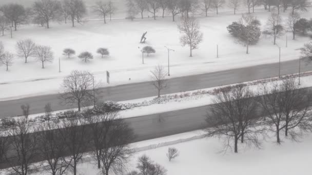 Ampliación o panorámica de lapso de tiempo del lago Michigan frente al lago y Lake Shore Drive en el lado norte de Chicago, mientras que está nevando y todo, incluyendo los árboles están cubiertos de blanco. — Vídeo de stock