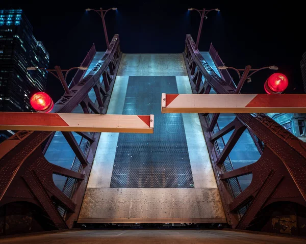 Широкий Угол Обзора Одного Возведенных Мостов Центре Чикаго Над Рекой — стоковое фото