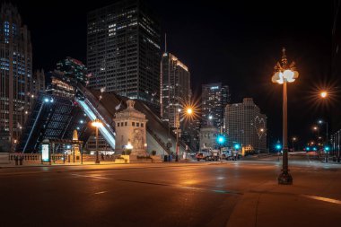 Chicago, IL - 12 Ağustos 2020: Belediye Michigan Bulvarı 'ndaki DuSable Köprüsü' nün önüne mavi saban kamyonları park ediyor..