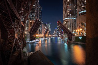 Chicago, IL - 12 Ağustos 2020: Şehir, Wacker Drive nehri üzerindeki köprülerin büyük çoğunluğunu kaldırıyor ve artan şiddet ve yağma nedeniyle ulaşımı kısıtlıyor..