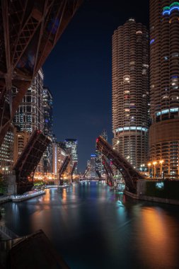 Chicago, IL - 12 Ağustos 2020: Şehir, Wacker Drive nehri üzerindeki köprülerin büyük çoğunluğunu kaldırıyor ve artan şiddet ve yağma nedeniyle ulaşımı kısıtlıyor..
