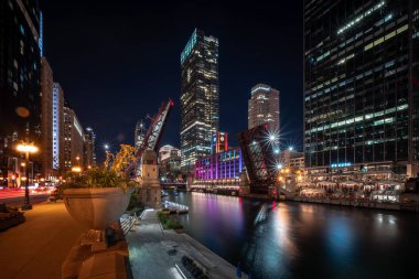 Chicago, IL - 12 Ağustos 2020: Reid Murdoch binasındaki gökkuşağı renkli ışıklar geceyi aydınlatıyor ve döngü köprüleri şiddeti ve yağmalamayı önlemek için yükseliyor.