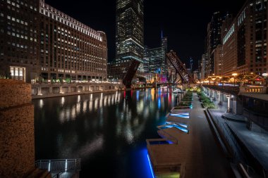 Chicago, IL - 12 Ağustos 2020: Şehir, Wacker Drive nehri üzerindeki köprülerin büyük çoğunluğunu kaldırıyor ve artan şiddet ve yağma nedeniyle ulaşımı kısıtlıyor..