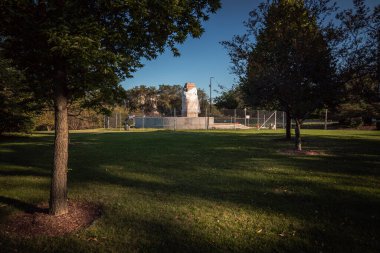 Chicago, IL - 12 Ağustos 2020: Çitler hala eski Kristof Kolomb heykelinin etrafını sarmış durumda ve anıt söküldükten sonra sadece plastikle kaplanmış bir üs..