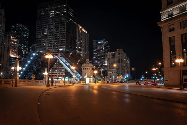 Chicago Agosto 2020 Ciudad Estaciona Camiones Arado Azul Frente Puente — Foto de Stock