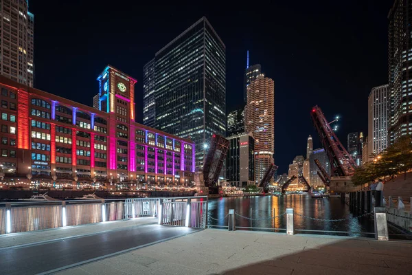 Chicago August 2020 Die Regenbogenfarbenen Lichter Reid Murdoch Gebäude Erleuchten — Stockfoto