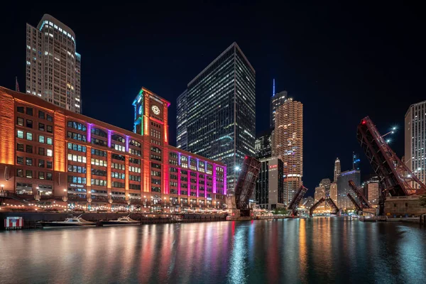 Chicago August 2020 Die Regenbogenfarbenen Lichter Reid Murdoch Gebäude Erleuchten — Stockfoto