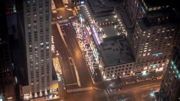 芝加哥 伊利诺伊州 2019年1月20日 在密歇根州和芝加哥大道交叉口的一个寒冷而黑暗的冬夜 交通和汽车交替转弯穿过交叉口 并在那里停了灯 — 图库视频影像
