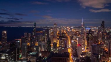 Chicago 'nun güzel gece zamanı gökyüzü pembe ve mavi bulutlarla kaplı gökyüzü Michigan Gölü' nün ve Michigan Bulvarı boyunca uzanan yüksek gökdelenlerin üzerinde süzülüyor..