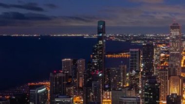 Chicago 'nun gökyüzü, Michigan Gölü' nün sularında yüzen pembe ve mavi bulutlarla ve Michigan Bulvarı boyunca uzanan yüksek gökdelenlerle dolu gece zaman çizelgesini büyüt..