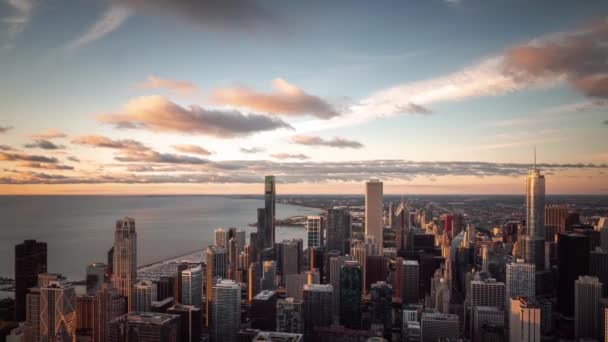 Vakker Soloppgang Bortfall Chicagos Skyline Med Rosa Oransje Skyer Vannet – stockvideo