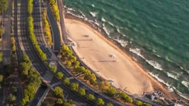 Bir yaz sabahı dalgalar kıyıya vururken havadaki ani düşüşü, Lake Shore Drive 'daki Oak Caddesi kavşağını ve Chicago' daki sıcak kumlu plajı yakından takip edin..