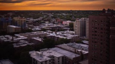 Şikago, IL - 30 Ağustos 2020: Edgewater Mahallesi üzerinde Pazar gecesi güneş, bulutları turuncu ve mavi tonlarıyla aydınlatıyor..