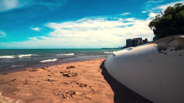 Lasso Tempo Ravvicinato Onde Che Rotolano Una Spiaggia Sabbiosa Con — Video Stock