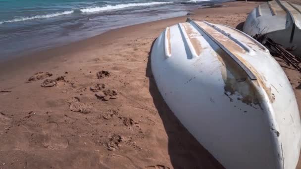 Närbild Tid Förfaller Vågor Rullar Sandstrand Med Väderbiten Vit Rad — Stockvideo