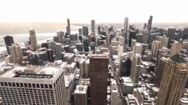 Gökyüzü panoramik Chicago 'da gökyüzü manzarası 2019 kışında yüksek binaların ve kulelerin çatılarındaki egzoz borularından duman püskürtmesi çok güzel..