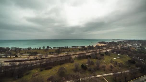 芝加哥 伊利诺伊州 2019年2月24日 密西根湖畔的湖水上空全天铺天盖地 交通拥挤在湖畔的海滨大道上 — 图库视频影像