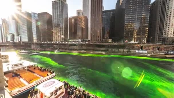 Chicago, IL - 16 mars 2019: Chicago rörmokarfacket sprider färg över hela Chicago River för att fira St Patricks dag som åskådare titta från stranden och på båtar. — Stockvideo