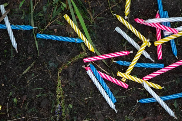 Una Fotografía Macro Cerca Montón Velas Cumpleaños Cera Espiral Derramadas — Foto de Stock