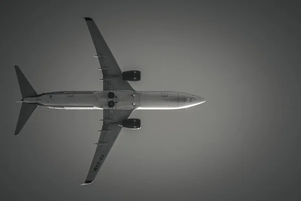 芝加哥 伊利诺伊州 2020年9月13日 一架来自航空公司的波音737商用飞机在飞往奥哈雷国际机场的途中 仍在驾驶着起落架飞越芝加哥上空 — 图库照片
