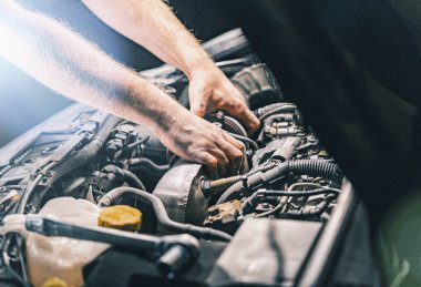Otomatik tamirci araba tamir ediyor