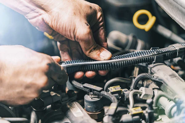 Automechanik Pracující Garáži — Stock fotografie