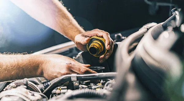 Hand Mechanic Repairing Car Change Oil — Stock Photo, Image