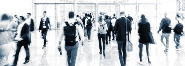Koridorda yürüyen isimsiz bir iş adamı kalabalığı
