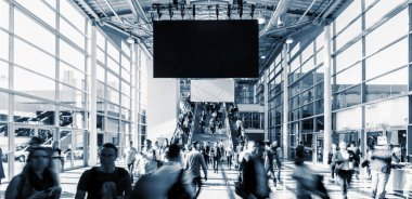 Anonim insanlardan oluşan kalabalık bir ticaret fuarında bulanıklaştı.