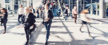 Sokakta yürüyen bir sürü insan