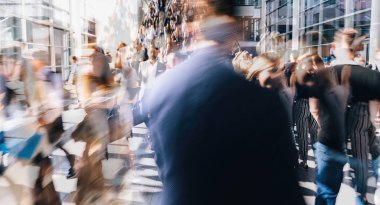 Londra 'da bir sokakta yürüyen bir kalabalık.