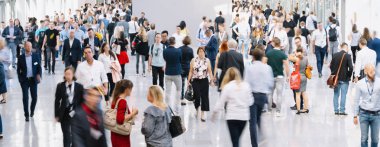 Ticaret fuarı ziyaretçileri temiz bir gelecek koridorunda yürüyorlar