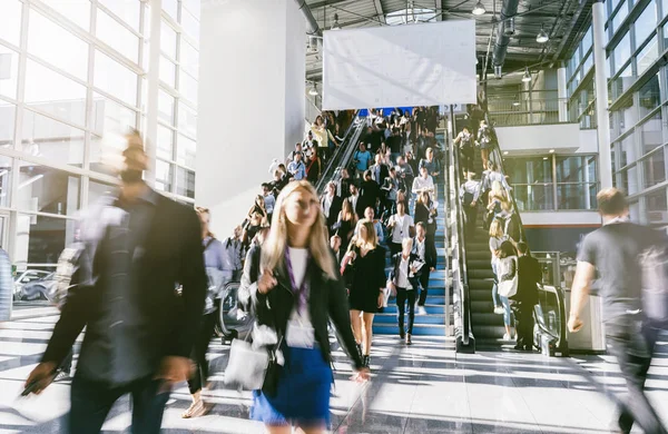 Persone Anonime Offuscate Una Fiera — Foto Stock