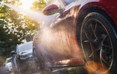 Yaz araba yıkama. yüksek basınçlı su kullanarak araç Temizleme. 