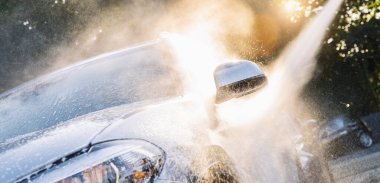 Oto yıkama portre. Modern araba yüksek basınçlı su ile yıkamak.