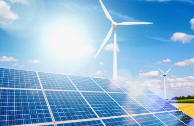 Güneş panelleri ve rüzgar türbinleri elektrik üreten güneş ve rüzgar enerjisi hibrid santral sistemleri istasyonunda kullanın yenilenebilir enerji mavi gökyüzü ile elektrik üretmek için