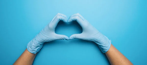 Manos Del Médico Guantes Médicos Forma Corazón Sobre Fondo Azul — Foto de Stock