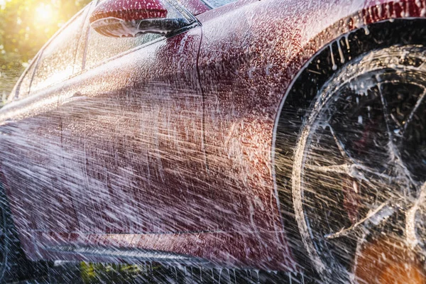 Pulverización Espuma Coche Deportivo Rojo Con Espuma Alta Presión Pistola — Foto de Stock