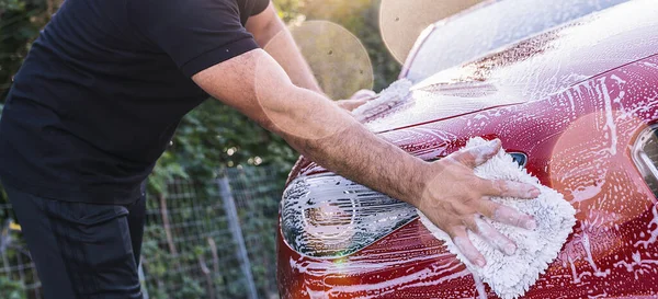 Hombre Trabajador Lavando Coche Rojo Con Esponja Lavado Coches —  Fotos de Stock