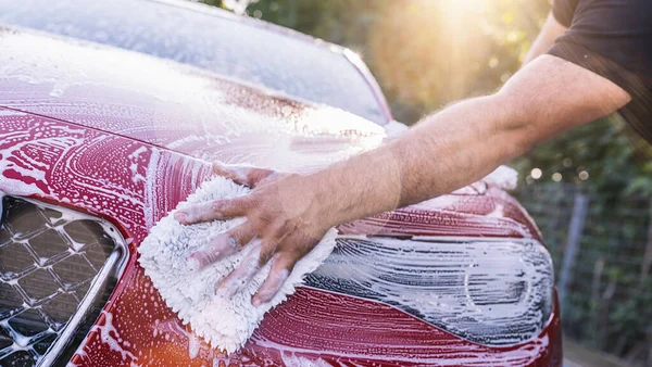 Lavagem Frente Carro Vermelho Com Esponja Uma Lavagem Carro — Fotografia de Stock