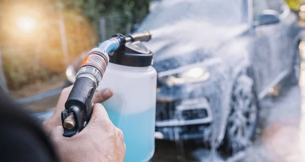 Trabajador Pulverización Espuma Coche Suv Con Pistola Espuma Alta Presión — Foto de Stock