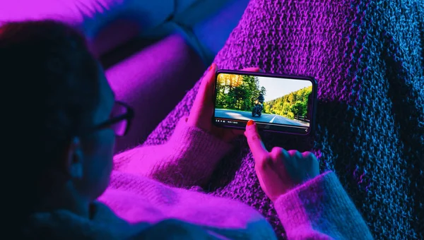 여자들은 비디오 플레이어 서비스를 이용해 핸드폰으로 영화를 멈춘다 온라인 비디오 — 스톡 사진