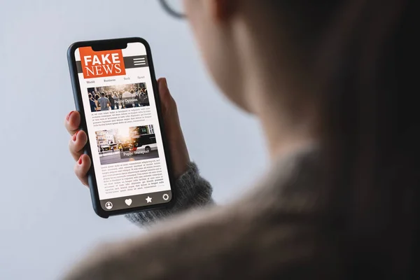 Online Fake News Mobile Phone Close Woman Reading Fake News — Stock Photo, Image