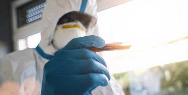 Дослідник Захисному Одязі Випробуванням Ковід Позитивний Зразки Крові Антитіла Лабораторії — стокове фото