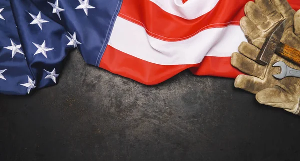 Bandera Americana Tablero Metálico Oscuro Con Guantes Trabajo Viejos Desgastados — Foto de Stock